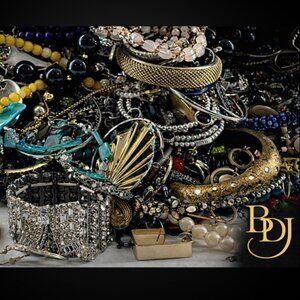 1 lb Discovery Lot Unsearched Vintage Mixed Jewelry Wearable Craft Treasure Hunt
